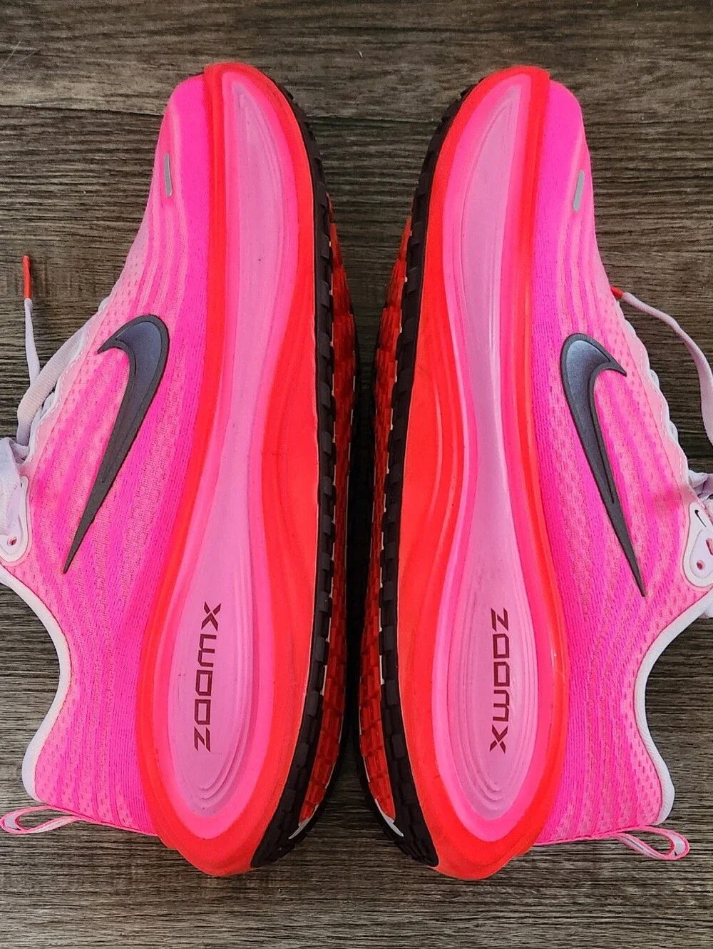 **BRAND NEW** Nike Vomero PLUS Zoom X Sz 8.5 Bright Vibrant Neon Hyper Hot Pink